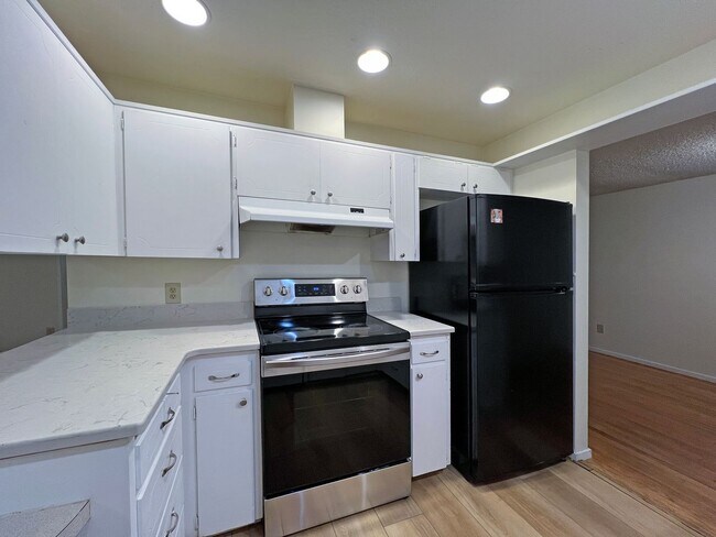 Building Photo - 4 bedroom 2.05 bath rambler on Kent's East...