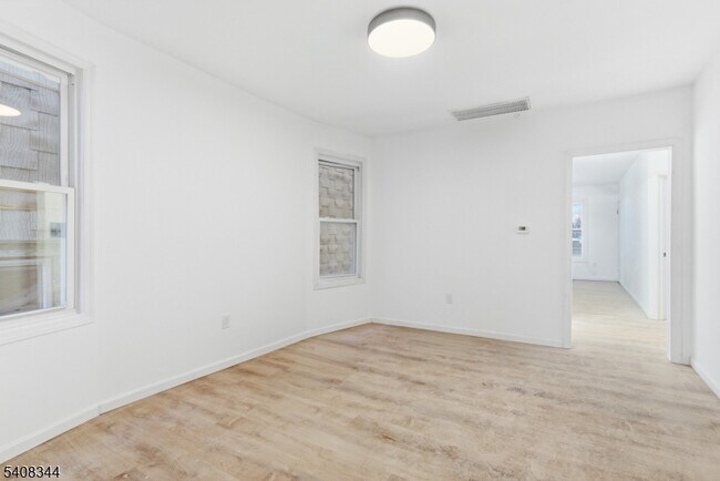 Building Photo - 528 S 13th St