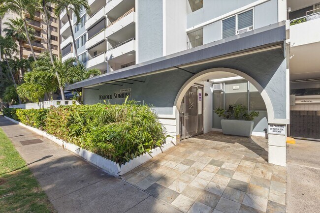 Building Photo - Heart of Waikiki | Kitchen | Free Parking ...