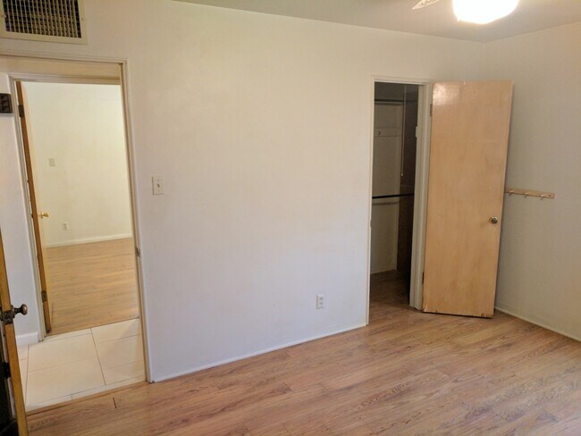 Building Photo - 2 Bedroom and 1 Bath Rental