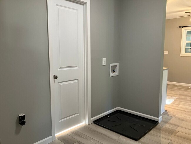 Building Photo - Two Bedroom Ranch in Denver