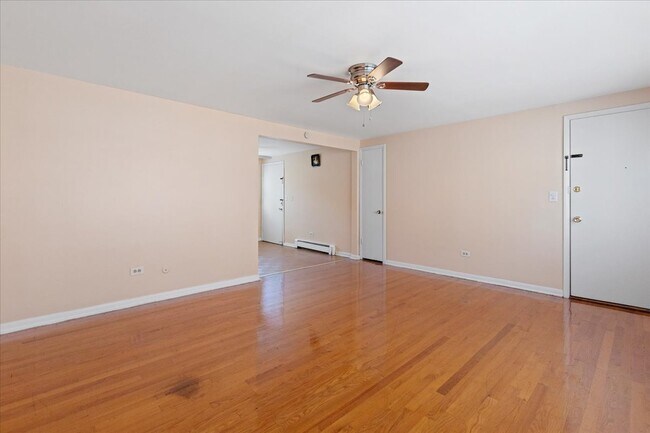 Building Photo - 2650 W Touhy.-2N