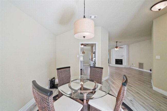 Building Photo - 2911 Parkwood Manor Dr