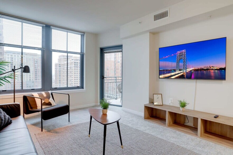 Building Photo - 550 14th St S