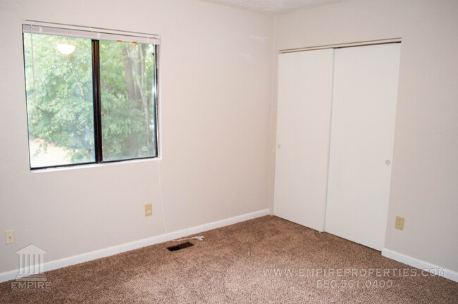 Building Photo - Townhome off Meridian Road With Fireplace!