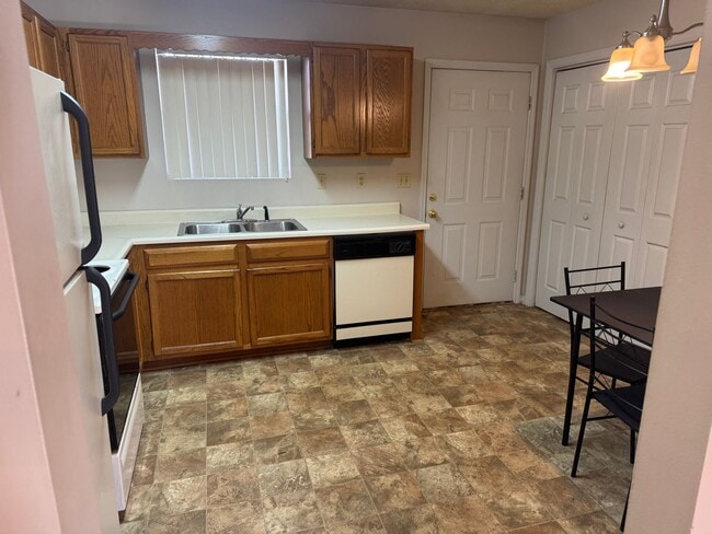 Building Photo - Blackberry Ln Duplex