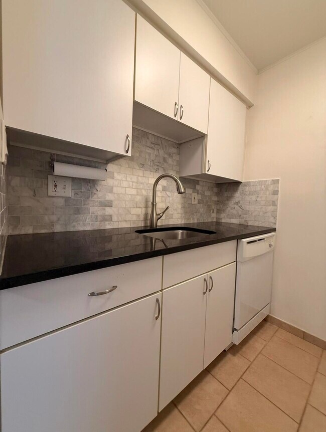 Building Photo - 519 Longshore Dr