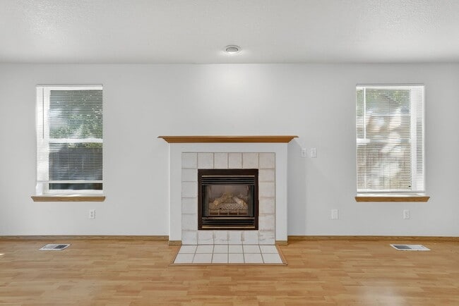 Building Photo - Great 2 story Townhome with Garage!