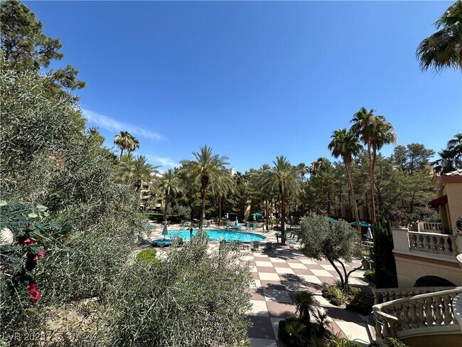 Building Photo - 260 E Flamingo Rd