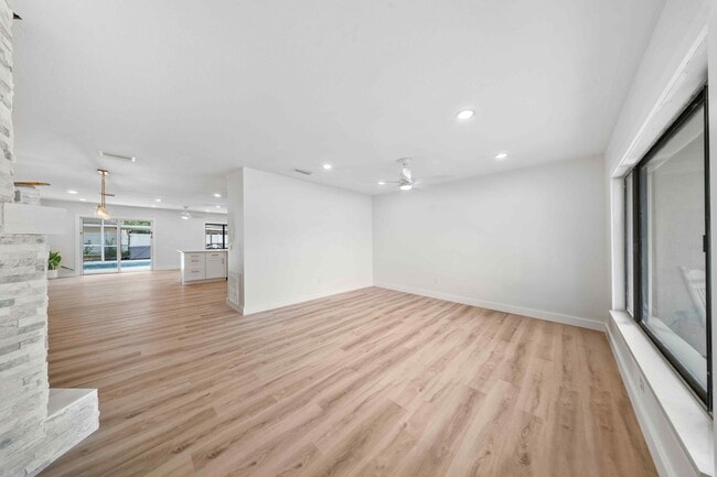 Building Photo - 948 Canal Cir