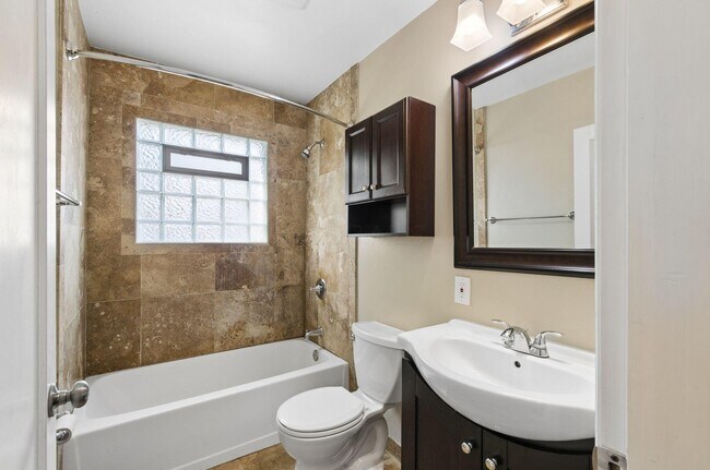 Building Photo - 557 E Royal Forest Blvd