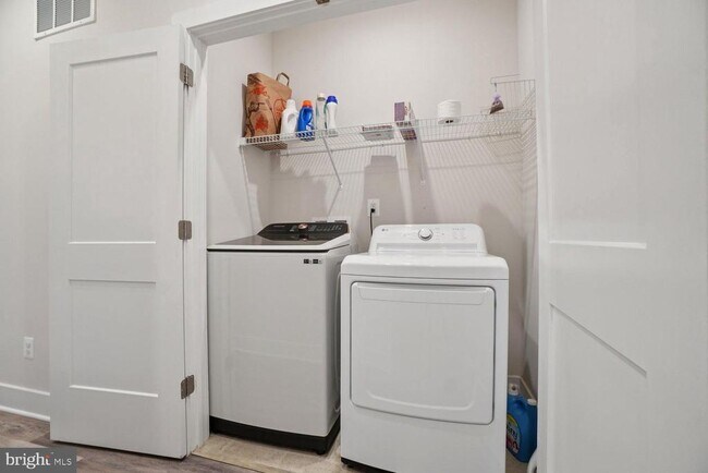 Building Photo - 1641 Bandit Loop