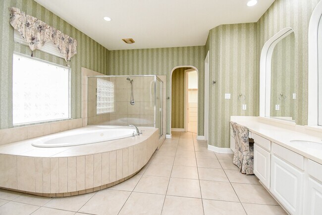 Building Photo - 3015 Bonnebridge Way Blvd