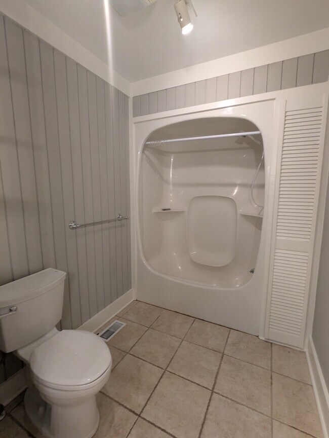 Building Photo - 23 S Circle Dr