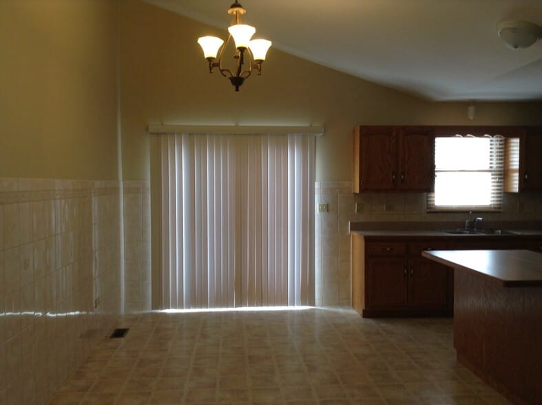 Building Photo - 1805 Cumberland Dr