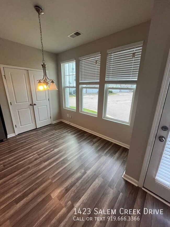 Building Photo - 1423 Salem Creek Dr