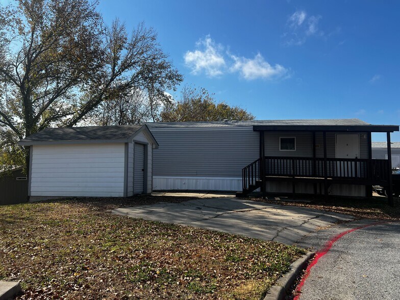 Building Photo - 709 N Collins Fwy