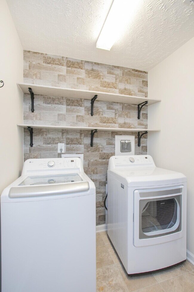 Building Photo - Single-level 2-bed, 2-bath townhome in 55+ community with pool, clubhouse, fitness center and gro...