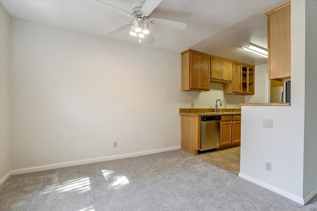 Building Photo - 2 Bedroom, 1 Bath, Upstairs Condo in the C...
