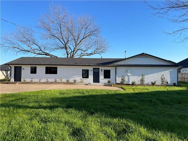 Primary Photo - 312 W Tate Ave