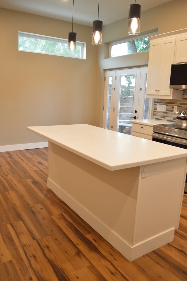 Building Photo - 1926 Broadway St