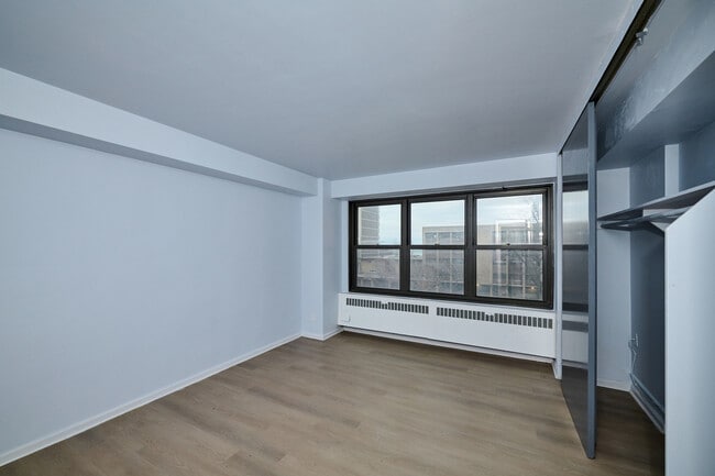 Building Photo - 6118 N Sheridan Rd