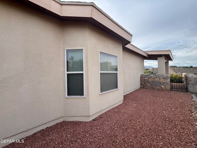Building Photo - 6700 Hermoso Del Sol Dr