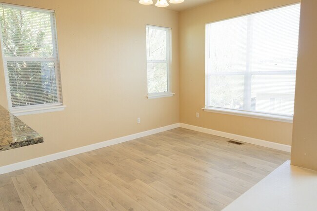 Building Photo - 8179 Meadowcrest Dr