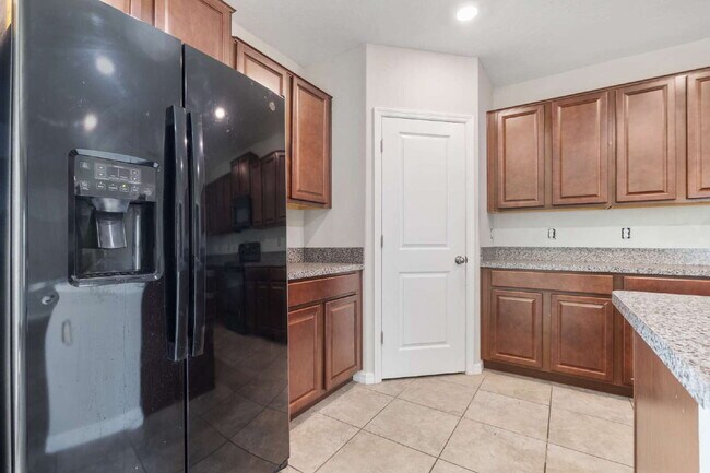 Building Photo - "Spacious 5-Bedroom Retreat in Tampa with 2.5 Baths and 2,215 Sq Ft of Comfort!"