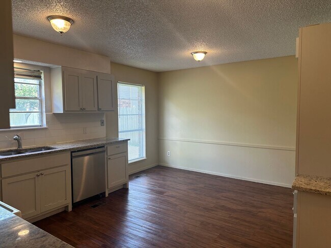 Building Photo - This duplex offers 3 spacious bedrooms, 2....