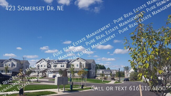 Building Photo - 423 Somerset Dr NE