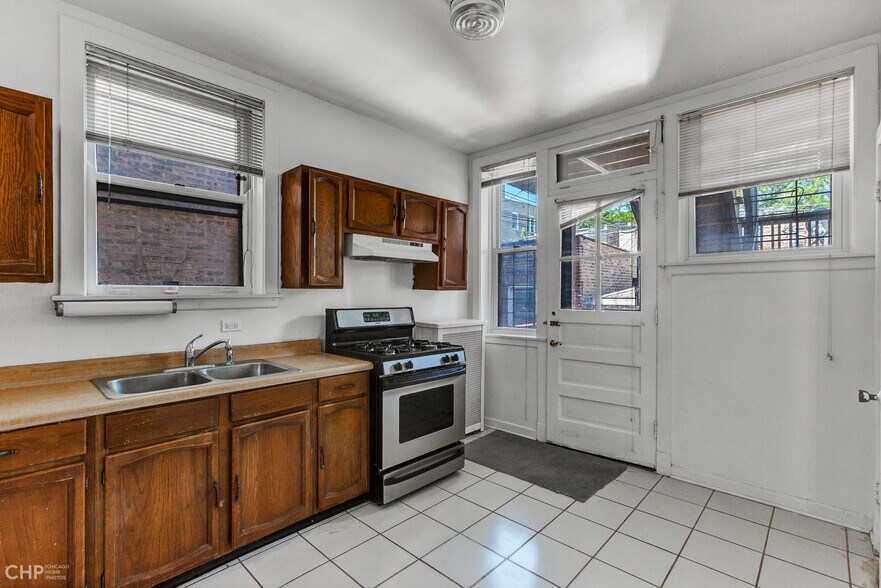 Building Photo - 6528 N Bosworth Ave
