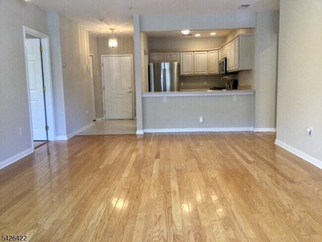 Building Photo - 2112 Clinton Ln