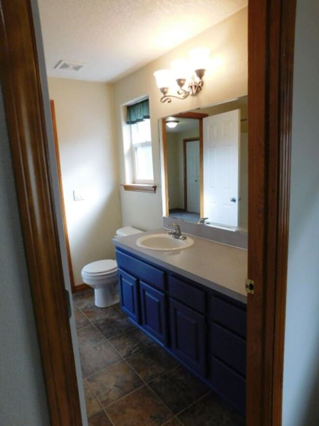 Building Photo - 2Bd/1.5Ba Single Story House - Available to View!