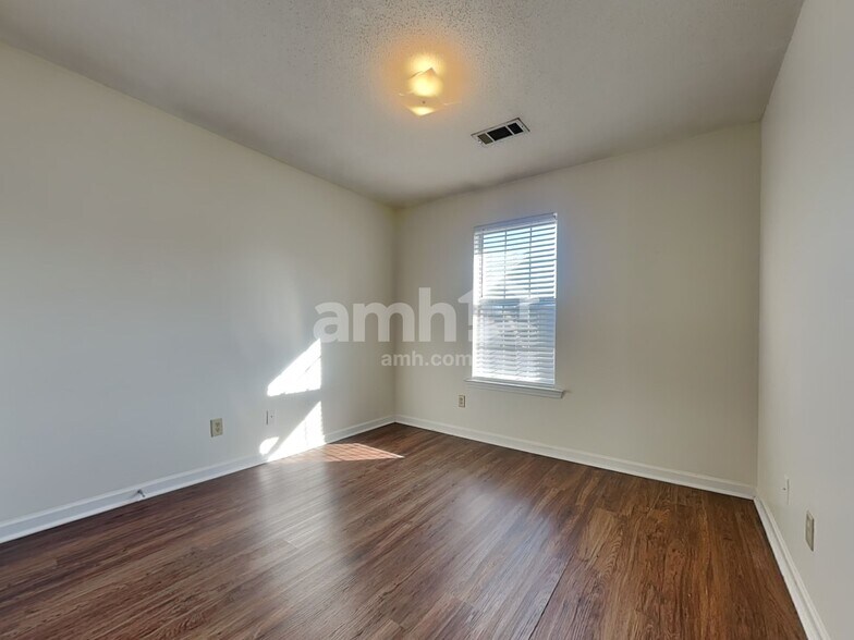 Building Photo - 5767 Lillian Bend Dr