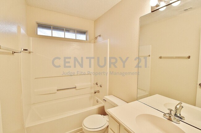Building Photo - Charming 3/2/2 in High Pointe For Rent!