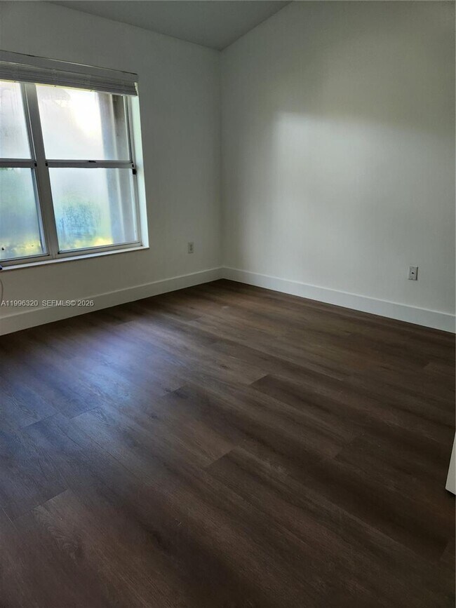 Building Photo - 620 Laurel Ln