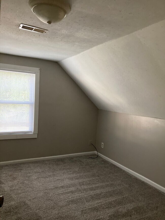 Building Photo - Spacious 5 bedroom 2 bath Southside Muncie