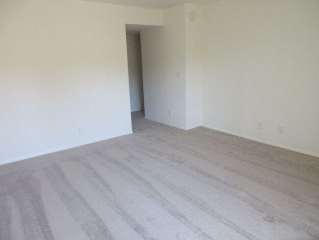 Building Photo - Beautiful Condo in the heart of Studio City