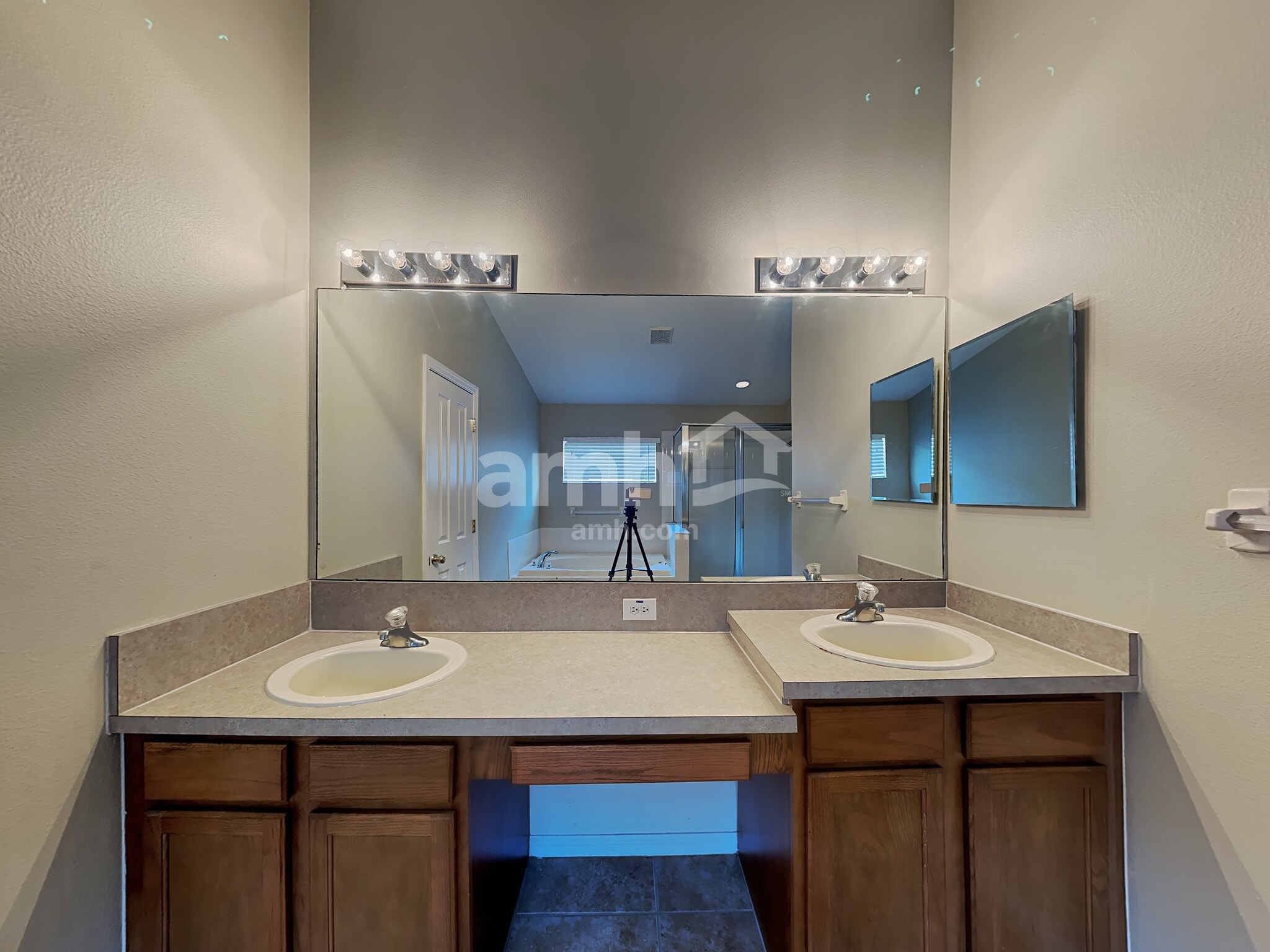 Building Photo - 7014 Monarch Park Dr