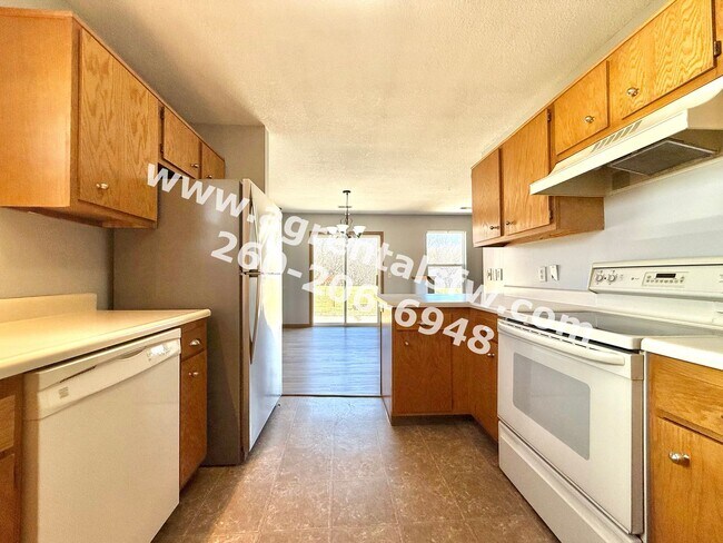 Building Photo - 3 Bedroom House