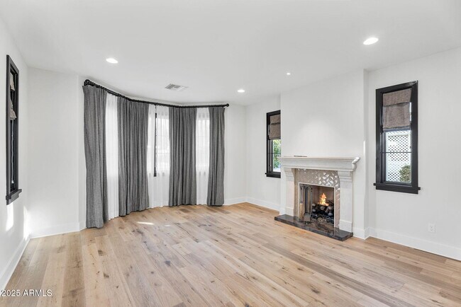 Building Photo - 4901 E Amelia Ave