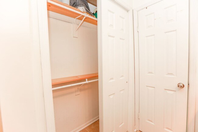 Building Photo - "Charming Kempsville Lake Townhome – Great Amenities & Location!"