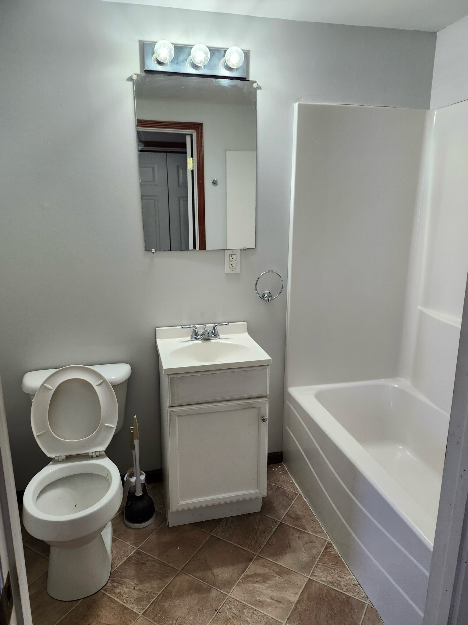 Main bath - 1116 Summit St