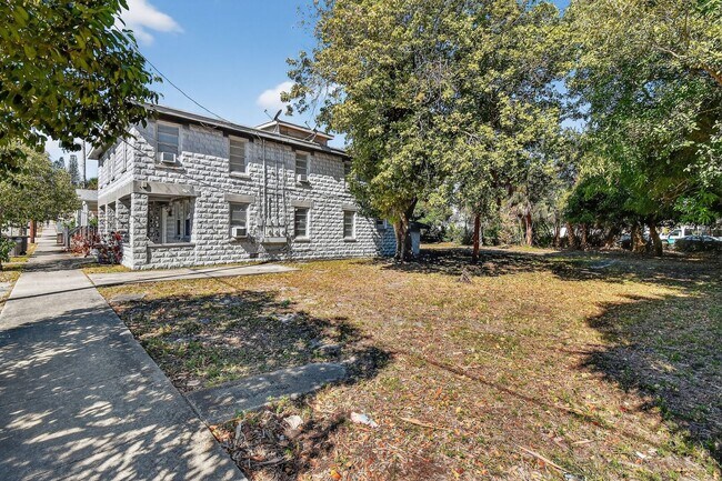 Building Photo - 635 6th St