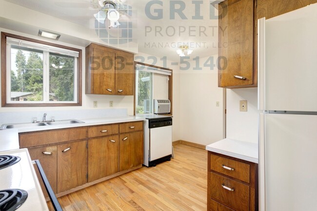 Building Photo - 3 Bedroom Ranch in Milwaukie