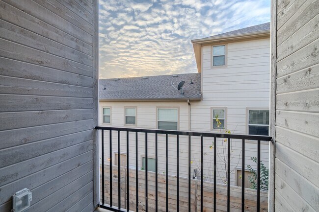 Building Photo - Stunning Newer Townhomes in Lakewood — Walk to Whole Foods, Trader Joe's & Lower Greenville