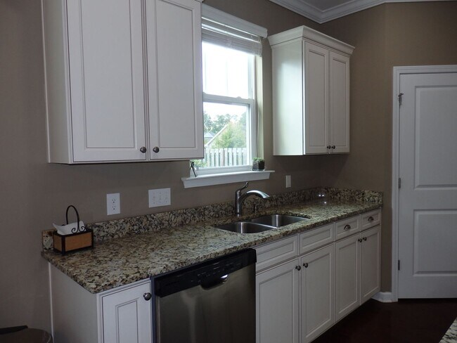 Building Photo - Look No Further. You Have Found Home!!! Av...