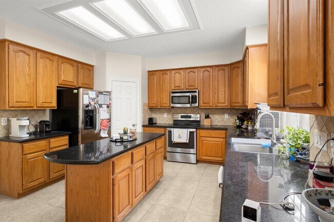 Building Photo - 12430 Hammersmith Dr