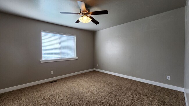 Building Photo - 576 N 220 E